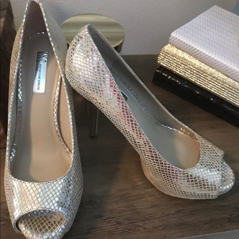 Soft gold / soft silver iridescent peek toe heel